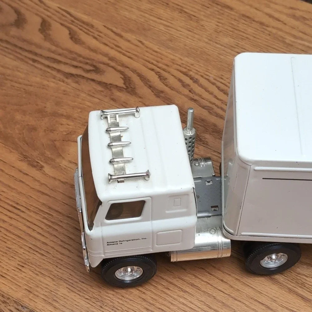 Ertl Amana Refrigeration Semi Truck Diecast Pressed Steel Promotional Toy 2538